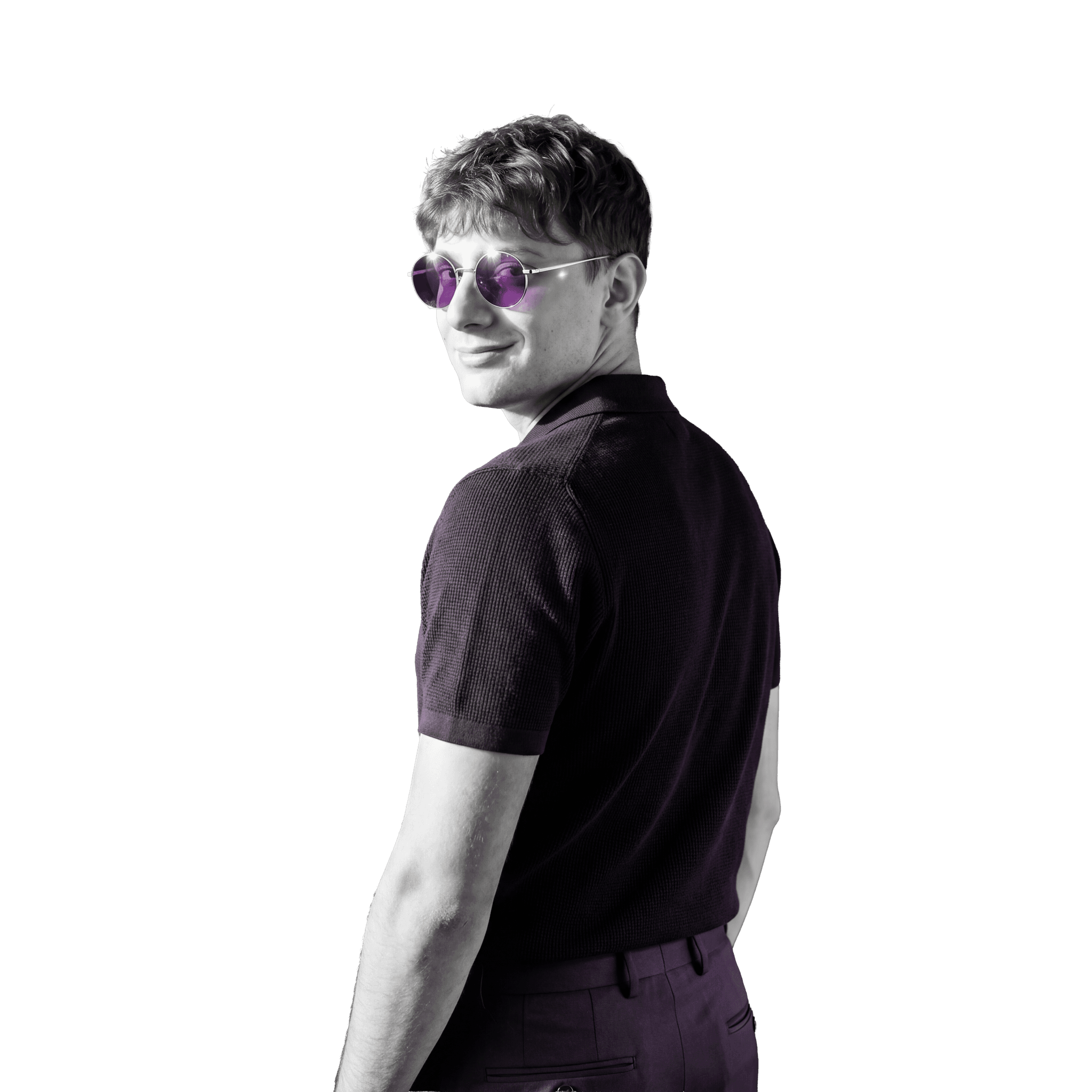 Armin Kadic blickt über die Schulter zurück ins violette Licht